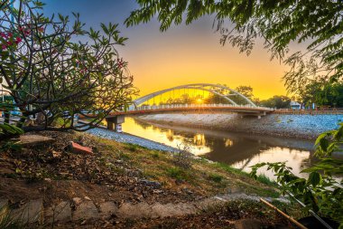 Chan Sarayı Köprüsü Nan Nehri üzerinde (Wat Phra Si Rattana Mahathat da - Chan Sarayı) mavi gökyüzü arka planı New Landmark Büyük bir turisttir halka açık yerler Phitsanulok gökyüzü gün batımında
