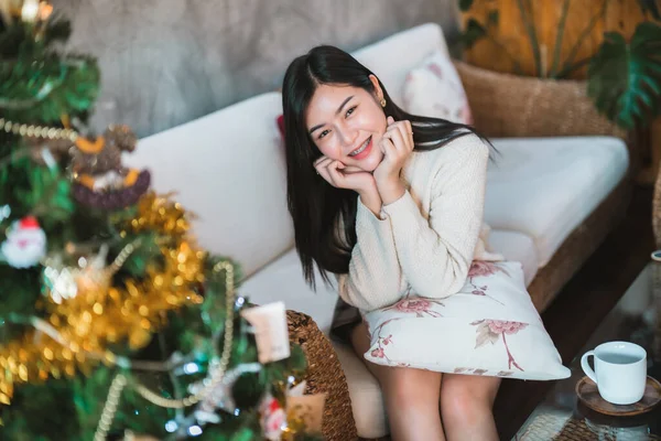 Sorriso Felicidade Retrato Bonito Jovem Asiático Mulher Vestindo Roupas Quentes — Fotografia de Stock
