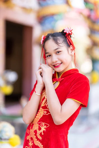 Portret Glimlacht Schattig Klein Aziatisch Meisje Dragen Rode Cheongsam Jurk — Stockfoto