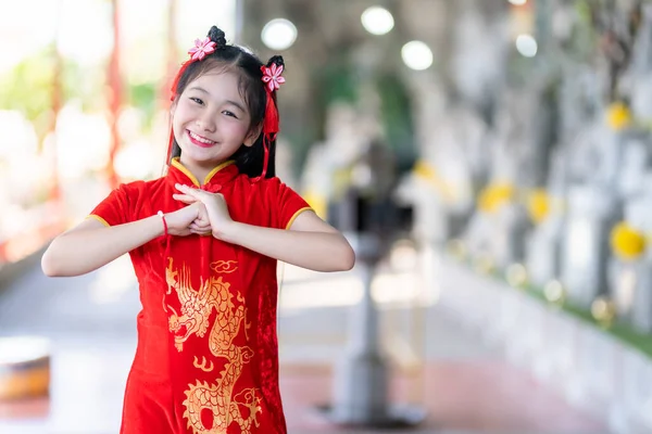 Porträtt Leenden Söt Liten Asiatisk Flicka Bär Röd Cheongsam Klänning — Stockfoto
