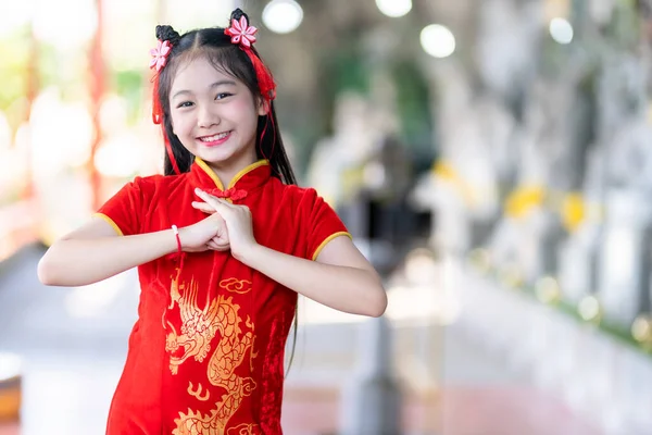 중국의 전통적 중국의 장식을 아시아 소녀가 중국의 성지에서 기념행사에서 아름다운 — 스톡 사진