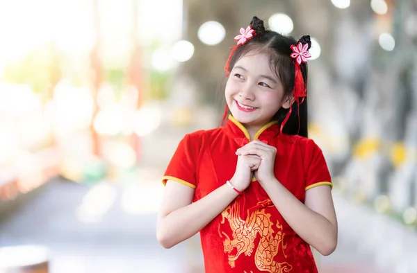 Portrait Sourit Mignonne Petite Fille Asiatique Portant Robe Cheongsam Rouge — Photo