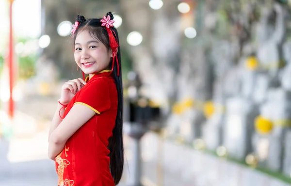 Porträtt Leenden Söt Liten Asiatisk Flicka Bär Röd Cheongsam Klänning — Stockfoto