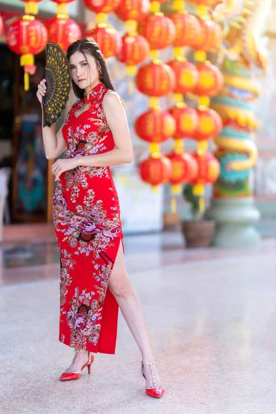 Ασιάτισσα Γυναίκα Φορώντας Κόκκινο Cheongsam Φόρεμα Παραδοσιακή Διακόσμηση Χάρτινα Φανάρια — Φωτογραφία Αρχείου