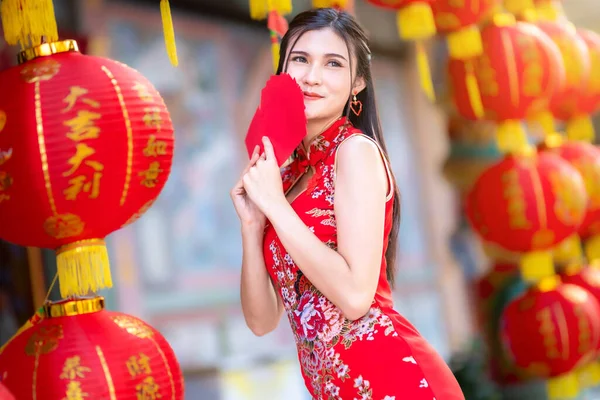 Asiatin Rotem Cheongsam Kleid Traditionelle Dekoration Mit Roten Umschlägen Der — Stockfoto