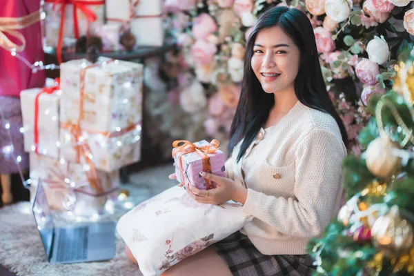 Porträt Schöne Junge Asiatische Frau Mädchen Trägt Warme Kleidung Geschenke — Stockfoto