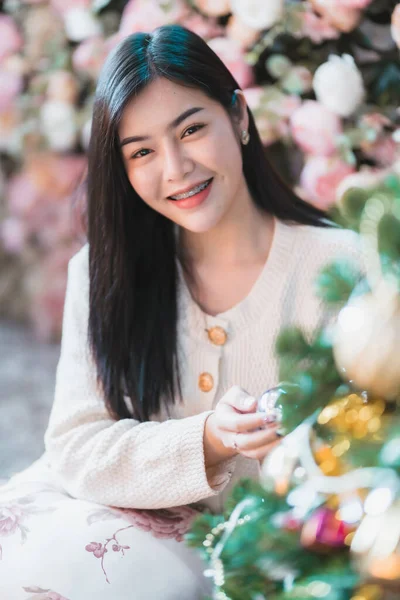 Portrait Cute Beautiful Positive Smile Young Asian Woman Decorating Christmas — Stockfoto