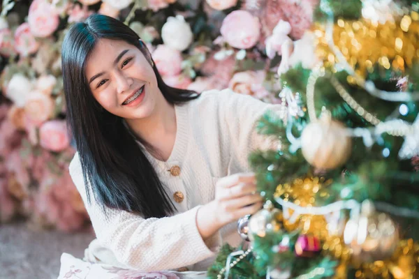 기사보기 크리스마스 크리스마스 크리스마스 장식하고 아름다운 긍정적 미소를 아시아 크리스마스 — 스톡 사진