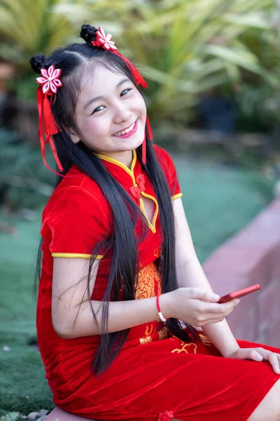 Retrato Sorrisos Bonitos Bonito Menina Asiática Vestindo Vermelho Tradicional Chinês — Fotografia de Stock