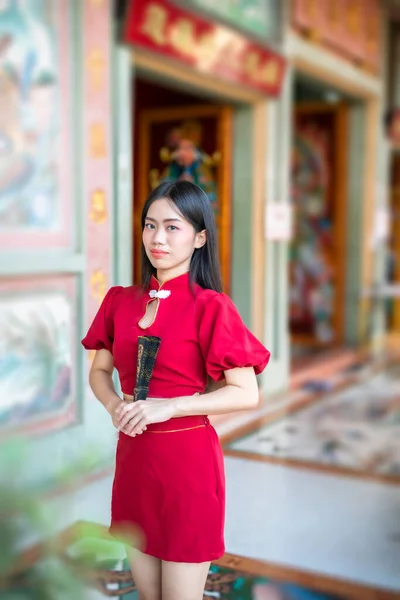 Portret Frumos Zâmbete Asiatice Tânără Poartă Roșu Tradițional Chinezesc Cheongsam — Fotografie, imagine de stoc
