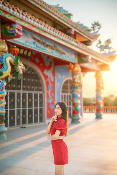 Porträtt Vackra Leenden Asiatisk Ung Kvinna Bär Röd Cheongsam Klänning — Stockfoto