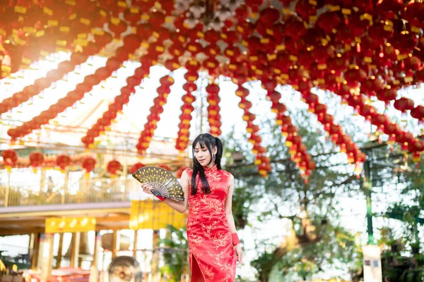 Portré Gyönyörű Mosoly Ázsiai Fiatal Visel Piros Hagyományos Kínai Cheongsam — Stock Fotó