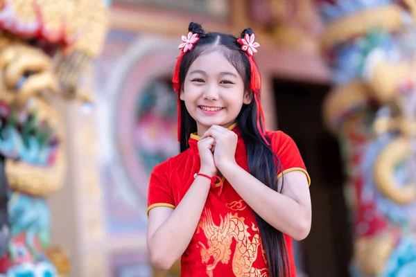 Retrato Sorrisos Bonito Menina Asiática Vestindo Vestido Cheongsam Vermelho Decoração — Fotografia de Stock