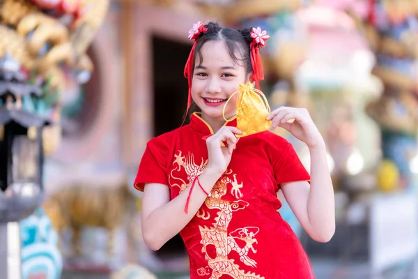 Retrato Hermosas Sonrisas Linda Niña Asiática Con Rojo Tradicional Chino —  Fotos de Stock