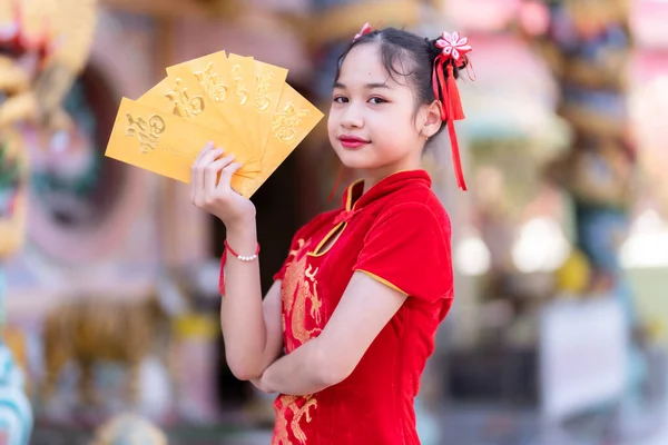 Retrato Linda Niña Asiática Vistiendo Rojo Tradicional Chino Cheongsam Decoración — Foto de Stock