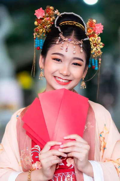 Азійська Красуня Одягнена Китайські Старовинні Костюми Червоними Конвертами Китайського Новорічного — стокове фото