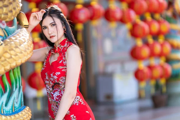 Retrato Bonito Sorrisos Asiático Jovem Mulher Vestindo Vermelho Com Lanternas — Fotografia de Stock