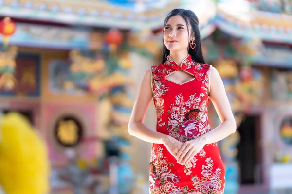 Porträt Schön Lächelt Asiatische Junge Frau Trägt Rotes Cheongsam Kleid — Stockfoto