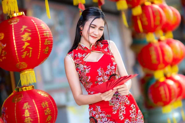 Asiatin Rotem Cheongsam Kleid Traditionelle Dekoration Mit Roten Umschlägen Der — Stockfoto