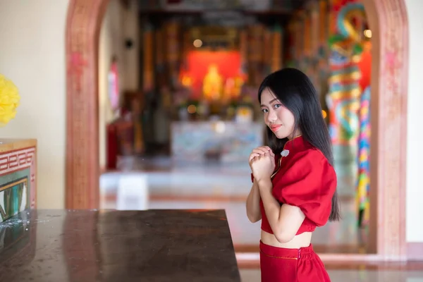 Porträt Schönes Lächeln Asiatische Junge Frau Trägt Rotes Cheongsam Kleid — Stockfoto