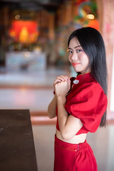 아시아인 여인의 아름다운 축제를 의상으로 타이의 장소에서 중국의 문화를 — 스톡 사진