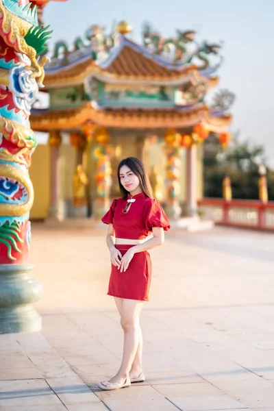 Retrato Hermosas Sonrisas Mujer Joven Asiática Con Vestido Cheongsam Rojo — Foto de Stock