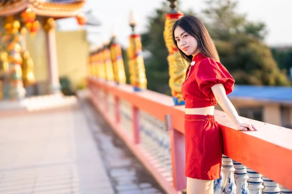 Ritratto Bei Sorrisi Giovane Donna Asiatica Vestita Cheongsam Rosso Decorazione — Foto Stock