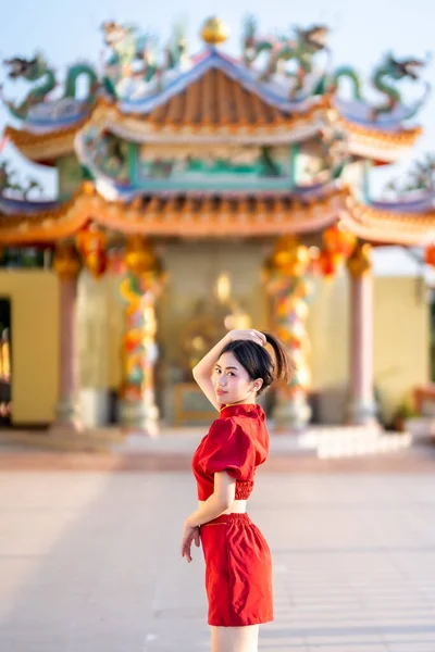 Porträtt Vackra Leenden Asiatisk Ung Kvinna Bär Röd Cheongsam Klänning — Stockfoto