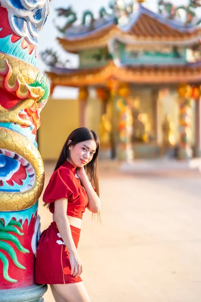 Porträtt Vackra Leenden Asiatisk Ung Kvinna Bär Röd Cheongsam Klänning — Stockfoto