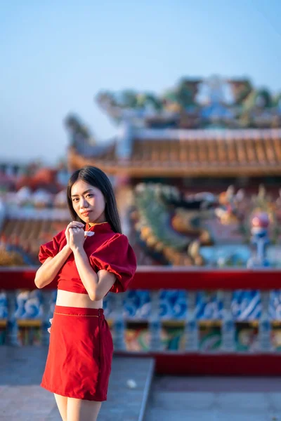 Senyum Indah Potret Wanita Muda Asia Mengenakan Pakaian Cheongsam Merah — Stok Foto