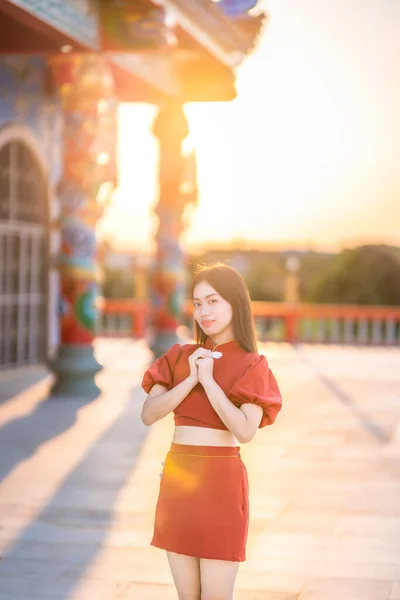 Retrato Bonito Sorrisos Asiático Jovem Mulher Vestindo Vermelho Cheongsam Vestido — Fotografia de Stock