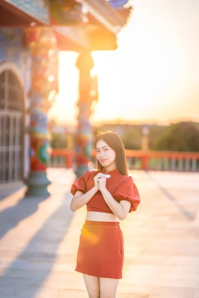 Porträtt Vackra Leenden Asiatisk Ung Kvinna Bär Röd Cheongsam Klänning — Stockfoto