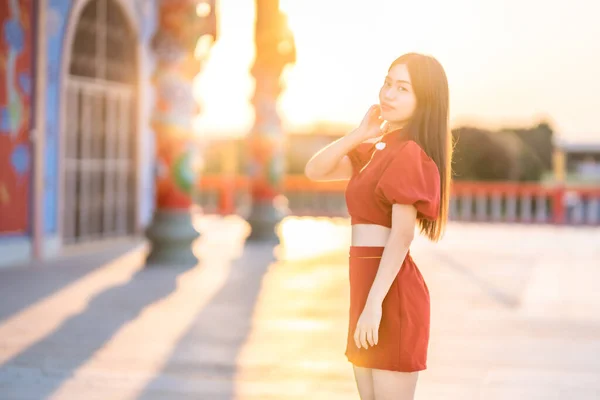 Porträtt Vackra Leenden Asiatisk Ung Kvinna Bär Röd Cheongsam Klänning — Stockfoto