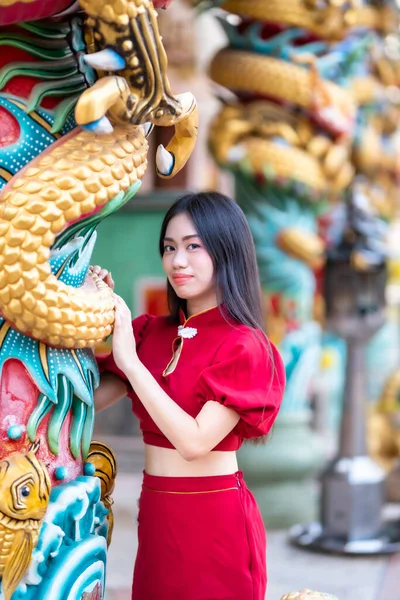 Güzel Gülümseyen Asyalı Genç Kadın Kırmızı Keongsam Elbise Giyiyor Çin — Stok fotoğraf