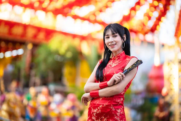 Porträtt Vackra Leenden Asiatisk Ung Kvinna Bär Röd Traditionell Kinesisk — Stockfoto