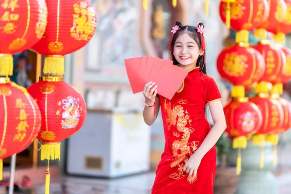 Asiática Niña Feliz Vistiendo Rojo Tradicional Chino Cheongsam Decoración Sosteniendo — Foto de Stock