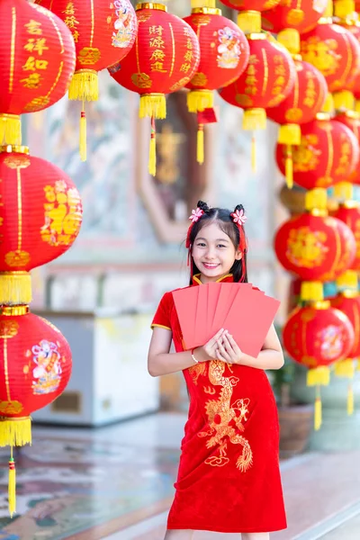 Ázsiai Boldog Kislány Visel Piros Hagyományos Kínai Cheongsam Dekoráció Kezében — Stock Fotó