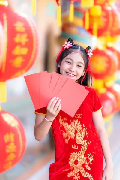 Aziatisch Gelukkig Klein Meisje Dragen Rode Traditionele Chinese Cheongsam Decoratie — Stockfoto