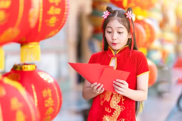 Aziatisch Gelukkig Klein Meisje Dragen Rode Traditionele Chinese Cheongsam Decoratie — Stockfoto