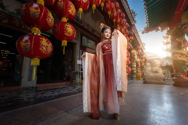 Retrato Sonrisa Belleza Linda Niña Asiática Con Trajes Antiguos Chinos — Foto de Stock