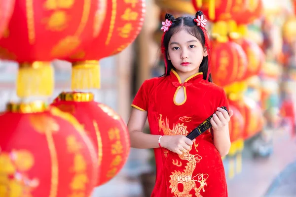 Menina Asiática Vestindo Cheongsam Chinês Tradicional Vermelho Segurando Fanningand Lanternas — Fotografia de Stock