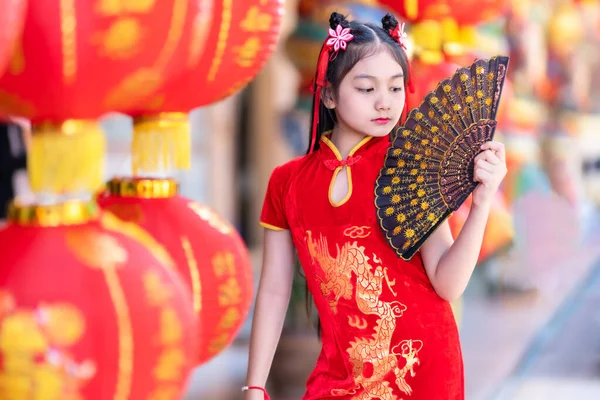 Little Asian Girl Wearing Red Traditional Chinese Cheongsam Holding Fanningand — Stock Photo, Image