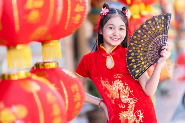 Маленька Азіатська Дівчинка Одягнена Червоний Традиційний Китайський Чонгсам Тримає Ліхтарі — стокове фото