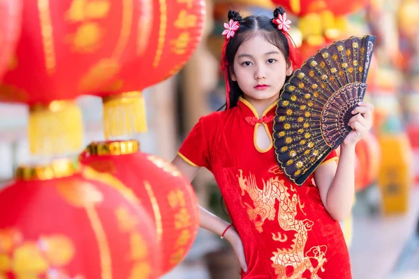 Niña Asiática Vistiendo Cheongsam Rojo Tradicional Chino Celebración Fanningand Linternas — Foto de Stock