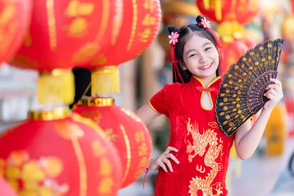 Niña Asiática Vistiendo Cheongsam Rojo Tradicional Chino Celebración Fanningand Linternas — Foto de Stock