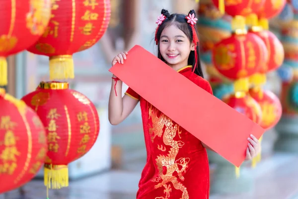 Kleines Asiatisches Mädchen Roten Traditionellen Chinesischen Cheongsam Dekoration Zeigen Leeres — Stockfoto