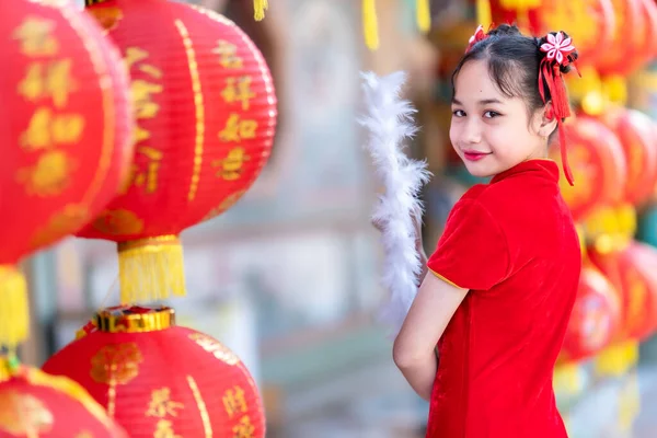 Niña Asiática Vistiendo Cheongsam Rojo Tradicional Chino Celebración Fanningand Linternas —  Fotos de Stock