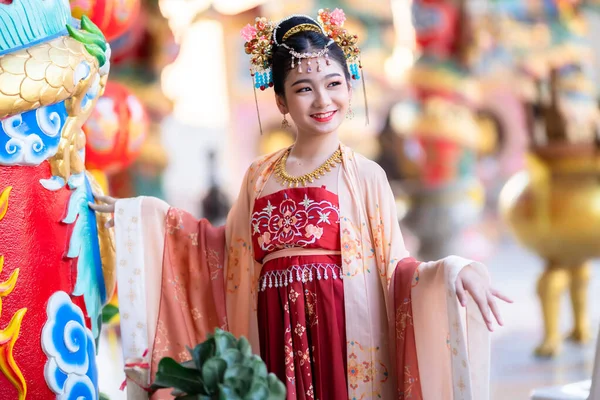 Ritratto Sorriso Carino Bambina Asiatica Che Indossa Costumi Cinesi Decorazione — Foto Stock