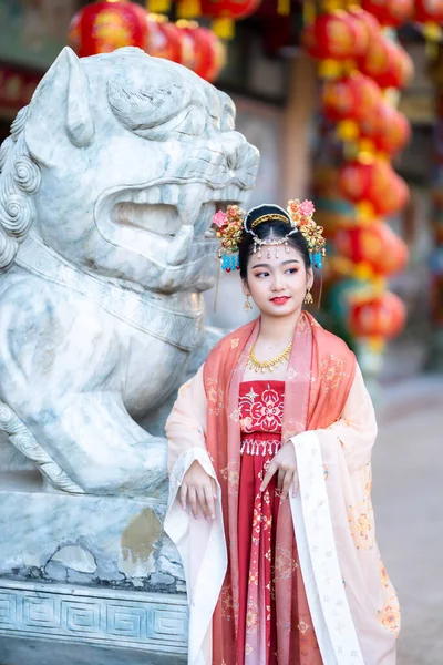 Portrait Lächeln Nettes Kleines Asiatisches Mädchen Chinesischen Kostümen Dekoration Für — Stockfoto