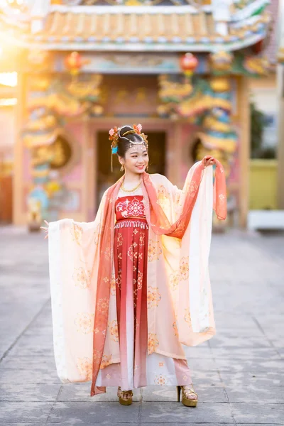 Портретна Посмішка Маленька Азіатська Дівчинка Одягнена Китайські Костюми Китайського Новорічного — стокове фото